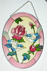 Vintage Buntglas BLAUE VÖGEL ROSE OVAL hängender Sonnenfänger 8 3/4" x 6 1/2" Platte - Bild 1 von 4