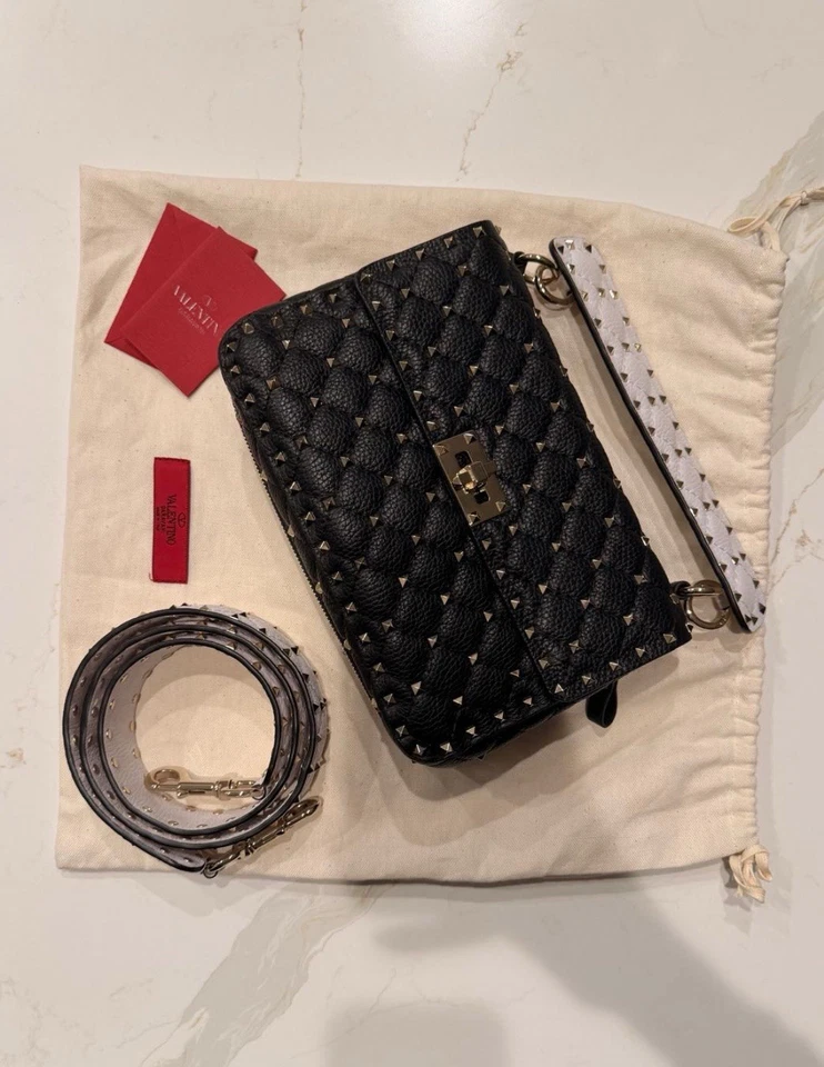 Valentino Garavani Bolso Rockstud Spike Medio Hombro Cuero Negro Precio de venta sugerido por el fabricante $2580 Foto 1 de 4