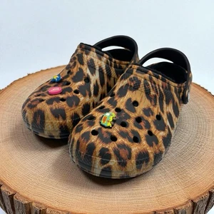 Zoccoli Crocs classici foderati stampa leopardata oro/marrone/nero donna 9 uomo 7 - Foto 1 di 11