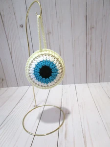 Gehäkelter Evil Eye Ornament - Handarbeit - runder Kissenschmuck - cremefarbene Borte - Bild 1 von 2
