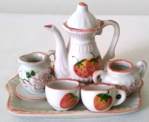 Porzellan Tee Set Puppenhaus Miniatur 8 Stck. Zucker Milchkännchen Tassen Untertasse Deckel Teekanne - Bild 1 von 8