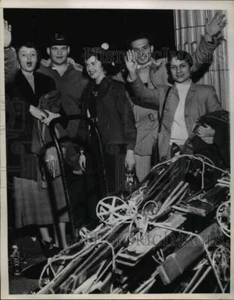 Foto de prensa 1952 grupo de esquí de Chicago en la estación NW para el inicio del viaje - Imagen 1 de 2