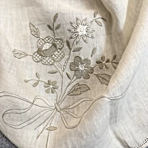 Vtg Hand Embroidered Linen Tablecloth +12 Napkins Bobbin LACE Floral Bows 107x69 - Picture 1 of 19
