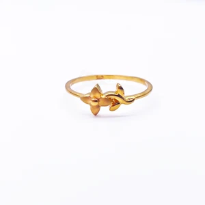 Anillo minimalista de doble flor pulida y mate de oro amarillo de 22 quilates - Imagen 1 de 8