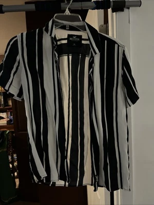 Camisa de manga corta a rayas blancas y negras con botones Funda XS Foto 1 de 3