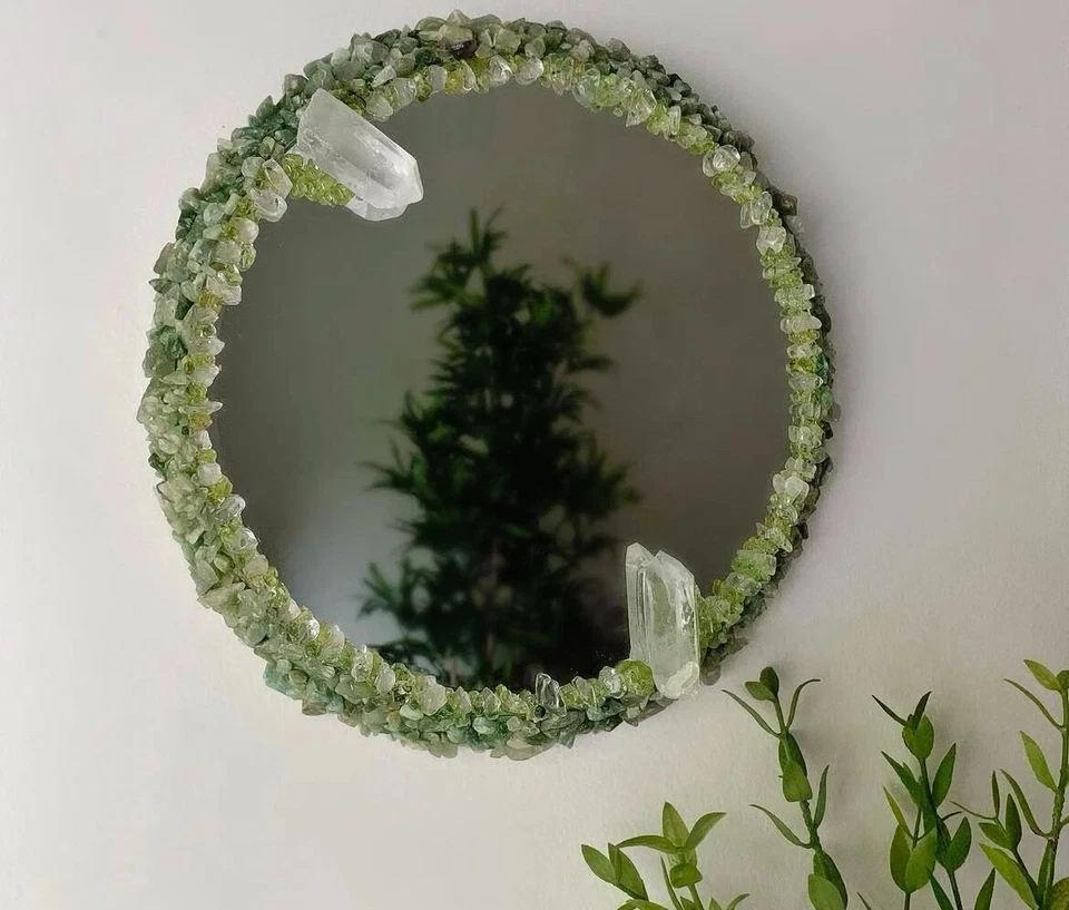 Espejo redondo de aventurina, peridoto y cuarzo | Espejo de pared de cristal hecho a mano Foto 1 de 4