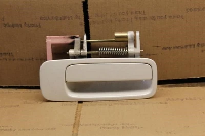 2000 LEXUS ES300 ПРАВАЯ РУЧКА ЗАДНЕЙ ДВЕРИ ПАССАЖИРА БЕЛАЯ КРАСКА 062 - Изображение 1 из 4