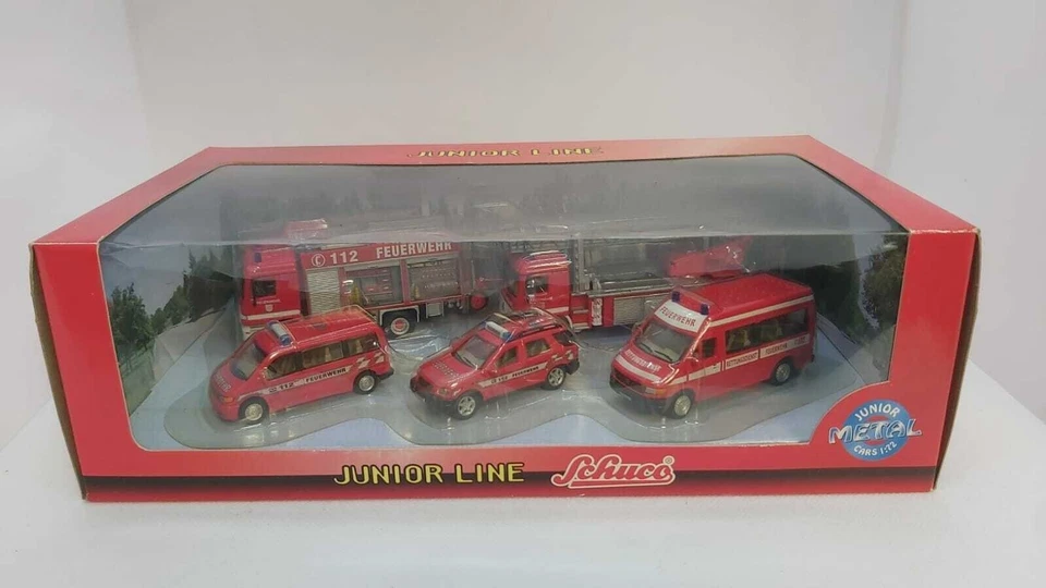 Schuco 3316122 SET POMPIERI 1/72 2 CAMION + 3 FURGONI Modellino - Immagine 1 di 1
