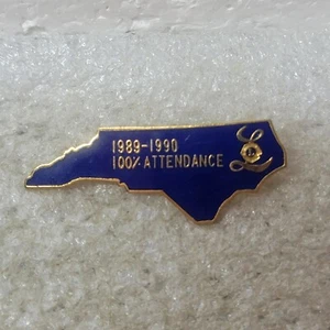 Prendedor de solapa tono dorado azul 100 % asistencia Carolina del Norte Carolina 1989-1990 de colección Lions Club - Imagen 1 de 5