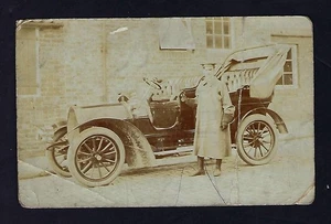Postal RPPC de principios de 1900, hombre de pie en coche antiguo, período de coche de la era de latón - Imagen 1 de 2