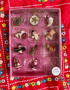 Vintage Y2K Bersaglio Set di 11 Mini Albero di Natale Ornamenti Babbo Natale Teddy Pupazzo di Neve Giocattolo - Foto 1 di 3