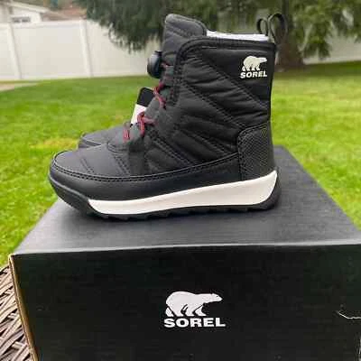 Bota Sorel Kids' Whitney™ II curta impermeável isolada preta (tamanho 9) nova na caixa/nova com etiquetas  - Imagem 1 de 4