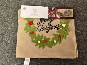 North Pole Christmas Holiday Wreath Table Runner New - Picture 1 of 4