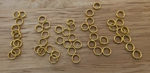 50 Goldfarbene Metall 6 mm Spaltringe zur Befestigung von Charms Armband oder anderen Gegenständen - Bild 1 von 2
