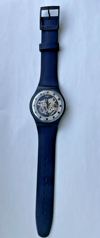 Reloj Swatch de cuarzo con esfera esqueleto negra  Foto 1 de 4