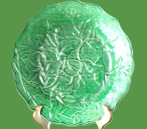 3 English Majolica Green Plates w/ Vines & Leaves all Over Them, circa 1860-1875 - Picture 1 of 9