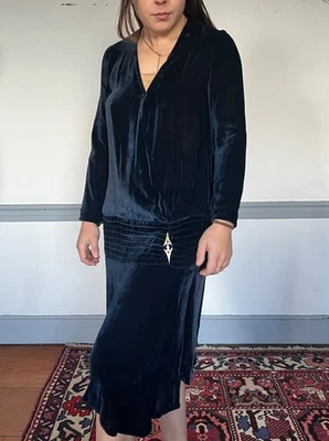 Vestido de terciopelo de seda azul marino años 20 con detalle de encaje y broche Foto 1 de 4