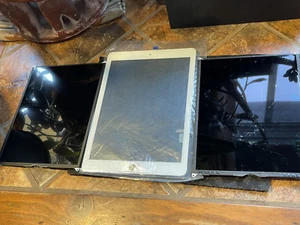 LOT of 3x Apple iPad 5th/ 6th generation LCD Screen Display + Digitalizer: NEW - Picture 1 of 9