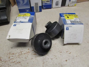 2 Bujes traseros de brazo de control inferior genuinos GM 22613955 - Imagen 1 de 3