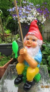 Figur Gartenfigur Gartenzwerg Angler mit Angel und Fisch Deko Teich Garten Deko - Bild 1 von 9