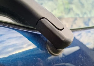 Tapa brazo limpiaparabrisas trasero Toyota Yaris (2006-2009 Tipo II, Fase 1) - Imagen 1 de 4