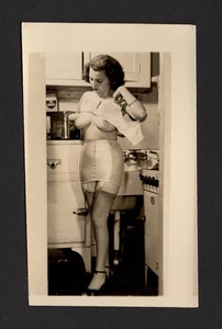 LOVELY 1950 COY HIGH HEELS GARTERS TOPLESS VOLUPTUOUS MAD MEN BUNNY YEAGER PHOTO - Picture 1 of 7