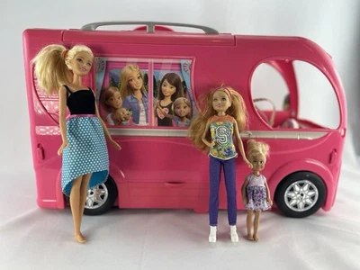 Casa rodante Barbie Mattel rosa cámper de ensueño emergente con piscina, algunos accesorios y algunas muñecas Foto 1 de 4