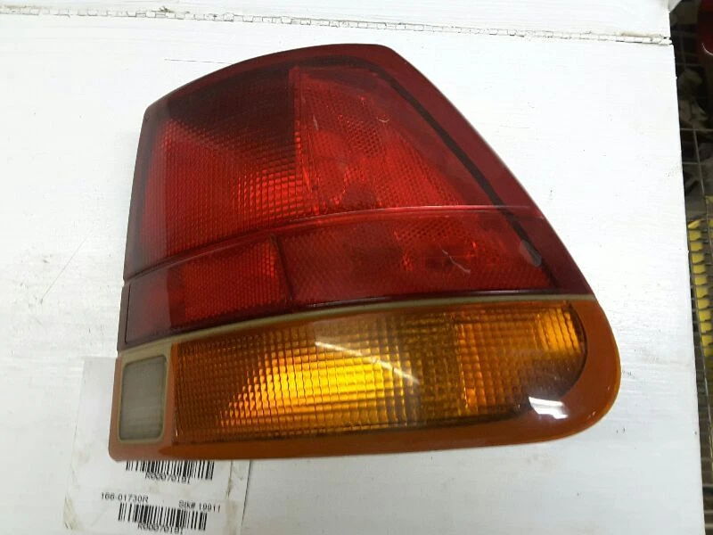97 98 99 SATURN SERIE S SEDÁN R. LUZ TRASERA SDN CUARTO PANEL MONTADO 70191 Foto 1 de 1