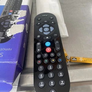 Sky Q Fernbedienung mit Sprachsteuerung 100% ORIGINAL Remote - Bild 1 von 3