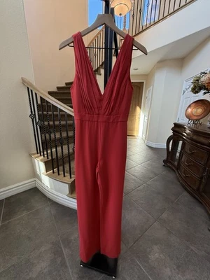 Mono ALICE & OLIVIA GALE Rojo Cuello en V Profundo - Talla 2 - Elegante Ajuste de Pierna Recta Foto 1 de 4