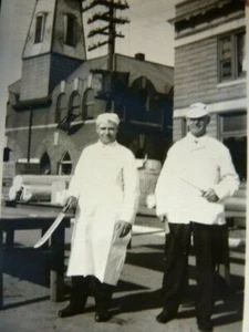 Cocineros Chefs con Cuchillos Post Tostadas Edificio Principios 1900 Foto Antigua - Imagen 1 de 4