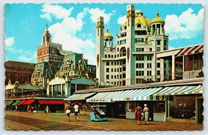 Postcard Strolling along the boardwalk, Atlantic City New Jersey Vintage - Picture 1 of 3