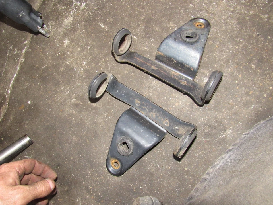 1981 suzuki gs650 e headlight head light lamp holder mounts - Image 1 of 1