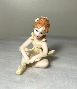Vintage Miniatur Ballerina Tänzerin Mädchen Figur sitzend von ALJ - Bild 1 von 20