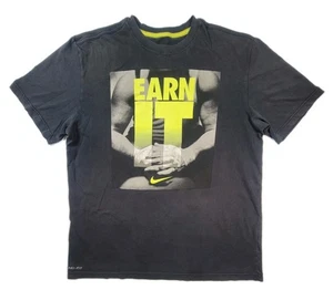 Camisa Nike Dri Fit cuello redondo estampado Earn It manga corta para hombre talla grande negra  - Imagen 1 de 7