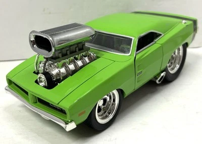 Muscle Machines 1969 Dodge Hemi Charger R/T 1:24 Diecast Car Lime Light Green - Image 1 of 4