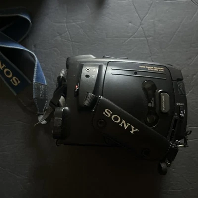 Sony Handycam CCD-TR6 Video8 Analog Camcorder Untested With Battery As Is - Image 1 of 4