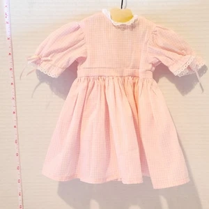 Vestido de guinga rosa pastel vintage hecho a mano para niñas americanas y muñecas de 18" - Imagen 1 de 2