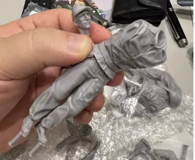 1:16 Resin Set 3 Soldiers Crew Tank Commander Figures  Unassembled Unpainted - Image 1 of 3