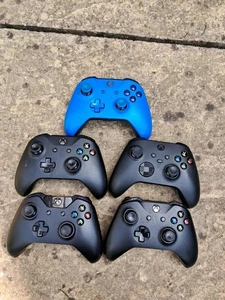 Job Lot Of x5 Faulty spares repairs Xbox One Controllers - Picture 1 of 2
