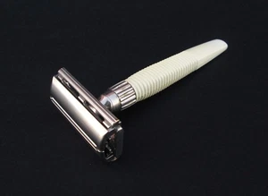 Vintage GILLETTE Slim Twist Safety Razor - Made in England - Picture 1 of 6