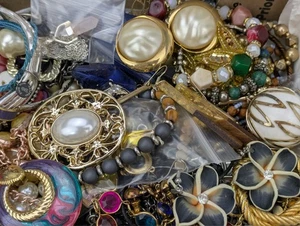 Lote de bisutería vintage y mod algunas firmadas pequeña caja prioritaria COMPLETO #83 - Imagen 1 de 6
