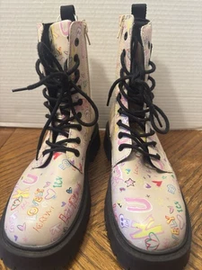 Botas Zara Kuromi Sanrio media pantorrilla con detalle de graffiti y calcomanía lateral talla 38 - Imagen 1 de 10