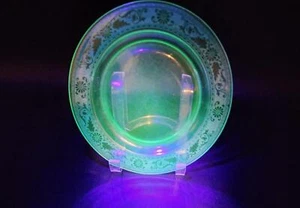 Vintage Servierplatte aus grünem Glas mit Blumenmuster - Bild 1 von 3
