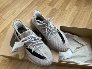 Taglia UK 8,5 - Adidas Yeezy Boost 350 V2 ""Ardesia"" beige nero nuovo in scatola - Foto 1 di 8