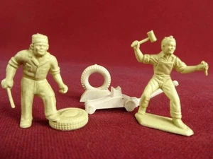 Vintage Marx Gas Station Play Set Tire Service Figures Cream Color FREE SHIP - Picture 1 of 4