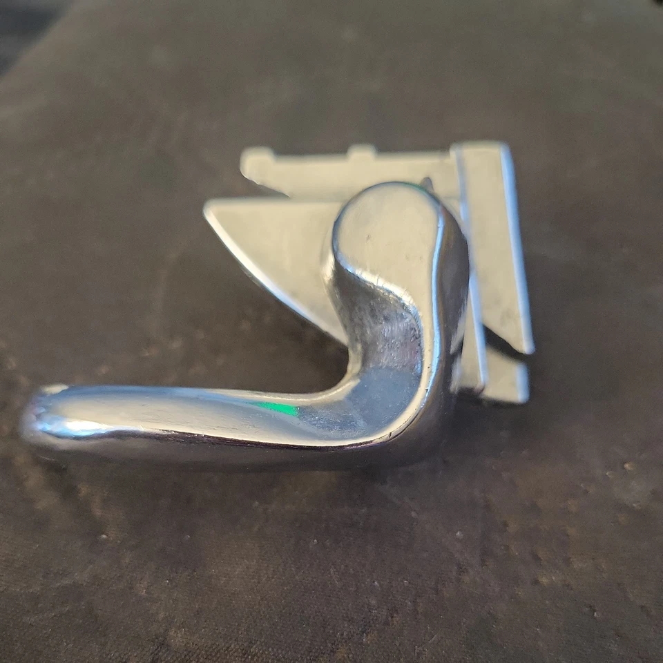 Cerradura de manija de ventana de ala de ventilación izquierda Pontiac Tempest Lemans GTO de colección  Foto 1 de 4