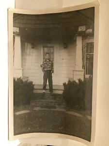 Cool Boy Front Porch Rolled Jeans Brick Steps Outdoors Vintage Photo Snapshot - Foto 1 di 2