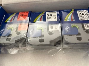 3 Stück Laminiertes Klebeband 24 mm für Brother P-Touch Kompatibel Rot Weiß Klar - Bild 1 von 1