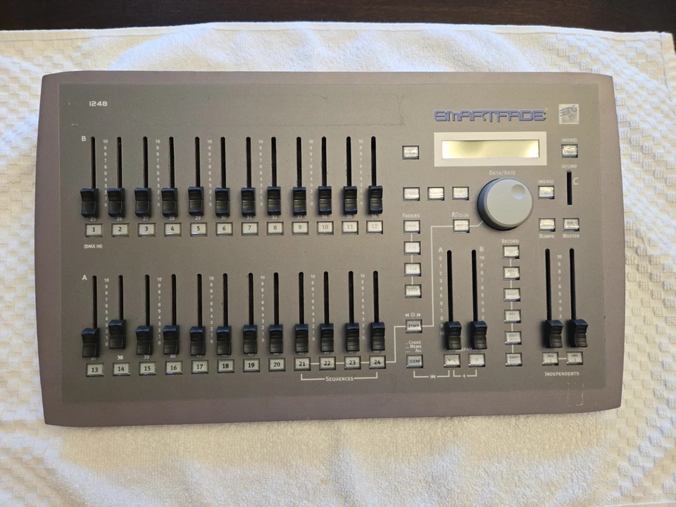 Consola de control de iluminación ETC SmartFade 1248 defectuosa G3D Foto 1 de 4